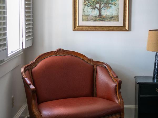 Historic Streetcar Inn : photo 6 de la chambre chambre lit king-size avec balcon