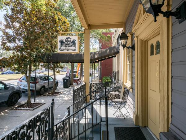 Historic Streetcar Inn : photo 1 de la chambre chambre lit king-size avec balcon
