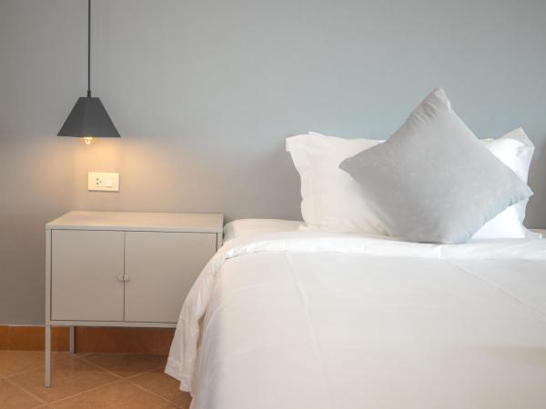 Blue Carina Hotel ANDAMANDA : photo 10 de la chambre chambre lit king-size - vue sur jardin