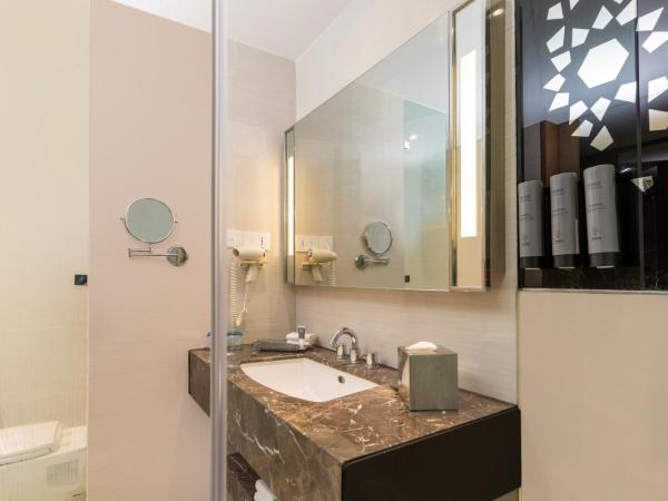 Courtyard by Marriott Agra : photo 1 de la chambre deluxe king room with 15% discount on food, beverages, laundry and spa | 1+1 on select alcoholic beverages (6:00pm to 8:00pm at onyx bar)