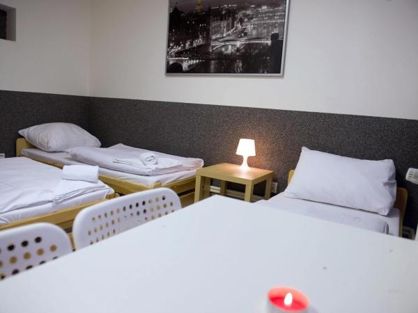 Hostel Seven : photo 2 de la chambre chambre quadruple avec salle de bains commune