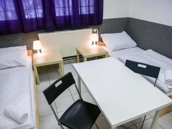 Hostel Seven : photo 4 de la chambre chambre triple avec salle de bains commune