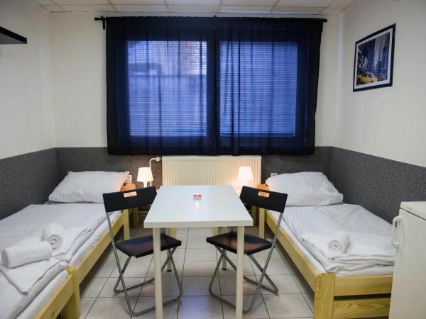 Hostel Seven : photo 1 de la chambre chambre triple avec salle de bains commune