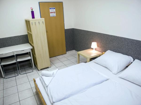 Hostel Seven : photo 10 de la chambre chambre double avec salle de bains commune