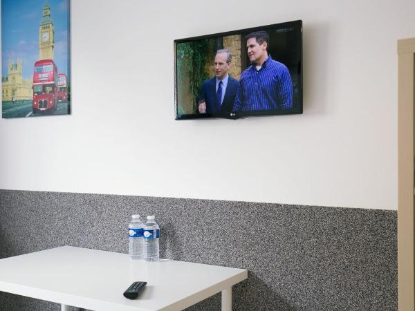 Hostel Seven : photo 10 de la chambre chambre triple avec salle de bains commune