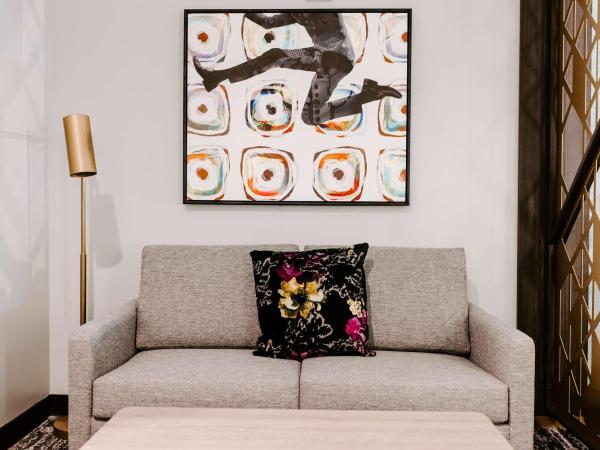 Aiden by Best Western San Antonio Riverwalk : photo 5 de la chambre king suite with sofa bed - communication assistance/non-smoking