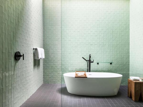 The Alexis Royal Sonesta Hotel Seattle : photo 7 de la chambre suite 1 chambre lit king-size avec baignoire spa