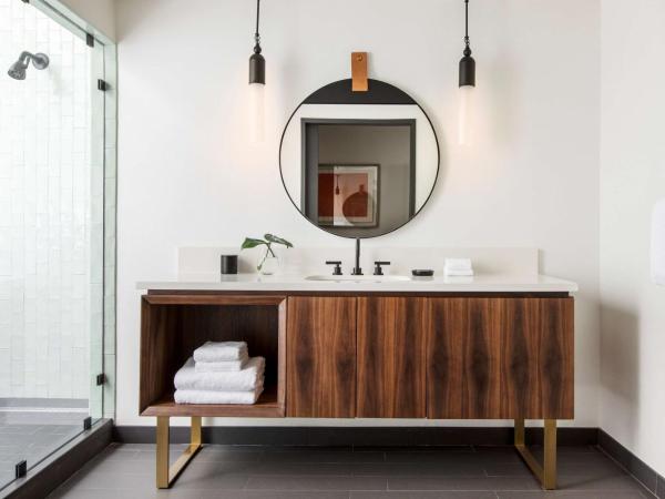 The Alexis Royal Sonesta Hotel Seattle : photo 5 de la chambre suite 1 chambre lit king-size avec baignoire spa