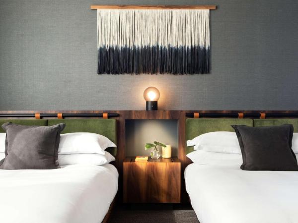 The Alexis Royal Sonesta Hotel Seattle : photo 1 de la chambre chambre lit queen-size préférentielle avec baignoire - accessible aux personnes à mobilité réduite