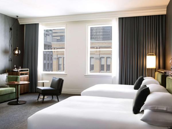 The Alexis Royal Sonesta Hotel Seattle : photo 7 de la chambre chambre lit queen-size préférentielle avec baignoire - accessible aux personnes à mobilité réduite