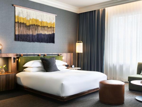 The Alexis Royal Sonesta Hotel Seattle : photo 1 de la chambre chambre lit king-size deluxe avec baignoire - accessible aux personnes à mobilité réduite