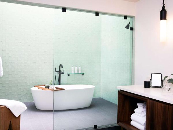 The Alexis Royal Sonesta Hotel Seattle : photo 6 de la chambre suite 1 chambre lit king-size avec baignoire spa