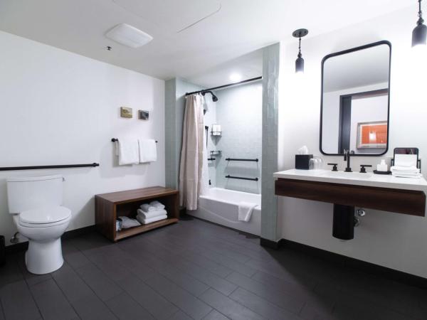 The Alexis Royal Sonesta Hotel Seattle : photo 3 de la chambre chambre lit queen-size préférentielle avec baignoire - accessible aux personnes à mobilité réduite