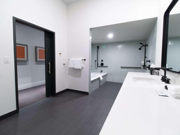 The Alexis Royal Sonesta Hotel Seattle : photo 5 de la chambre chambre lit king-size préférentielle avec douche accessible en fauteuil roulant - adaptée aux personnes à mobilité réduite