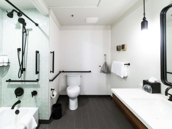 The Alexis Royal Sonesta Hotel Seattle : photo 6 de la chambre chambre lit king-size deluxe avec baignoire - accessible aux personnes à mobilité réduite