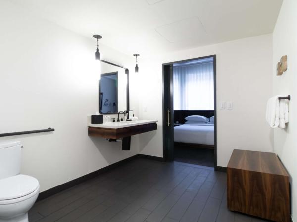 The Alexis Royal Sonesta Hotel Seattle : photo 7 de la chambre suite 1 chambre lit king-size avec douche accessible en fauteuil roulant - adaptée aux personnes à mobilité réduite