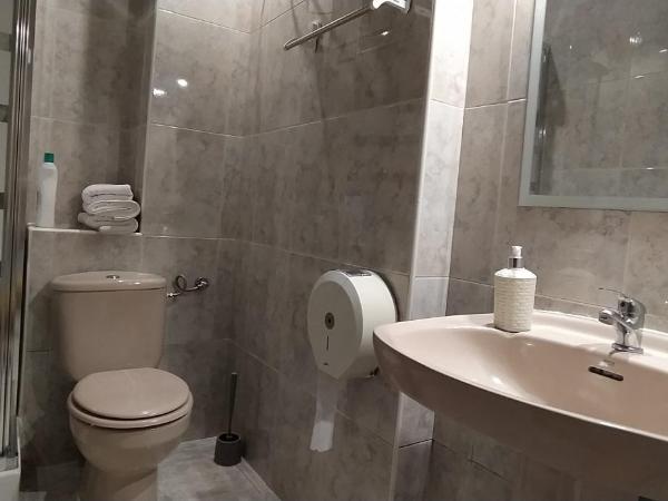 Hostal Happystay : photo 8 de la chambre chambre quadruple avec salle de bains privative