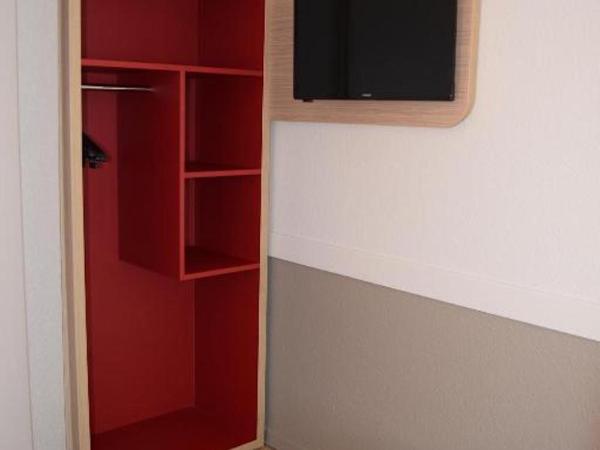 Premiere Classe Beauvais : photo 10 de la chambre chambre triple (1 lit double et 1 lit simple)