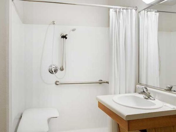 WoodSpring Suites Louisville Jeffersontown : photo 10 de la chambre standard double room with roll-in shower - disability access/non-smoking