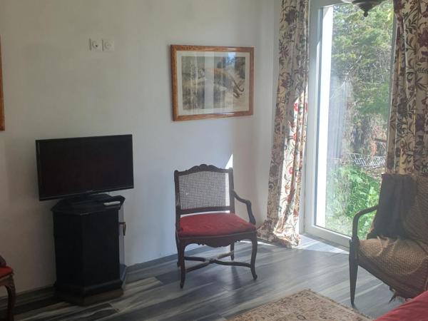 Villa Blanche : photo 1 de la chambre chambre lit queen-size - vue sur jardin