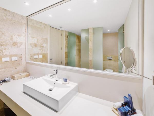 Privilege Aluxes Adults Only : photo 6 de la chambre chambre double supérieure aluxes avec bain à remous