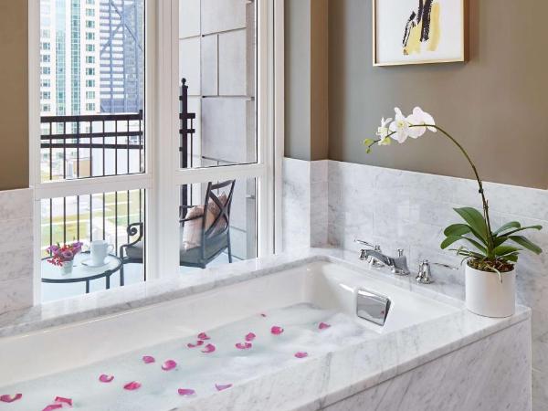 Waldorf Astoria Chicago : photo 6 de la chambre king room with terrace and fireplace