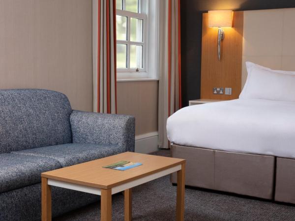 Oulton Hall Hotel, Spa & Golf Resort : photo 2 de la chambre chambre familiale deluxe