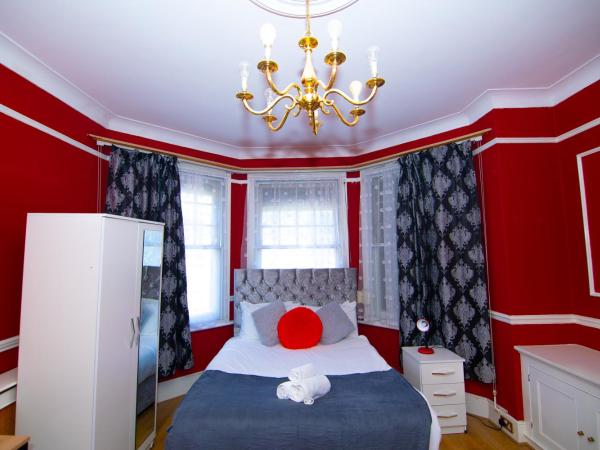 Victorian Woods BnB : photo 1 de la chambre chambre lit queen-size avec salle de bains commune 