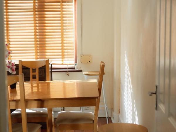 Victorian Woods BnB : photo 3 de la chambre chambre lit queen-size avec salle de bains commune 