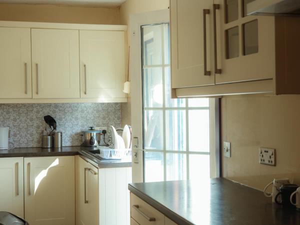 Victorian Woods BnB : photo 6 de la chambre chambre lit queen-size avec salle de bains commune 