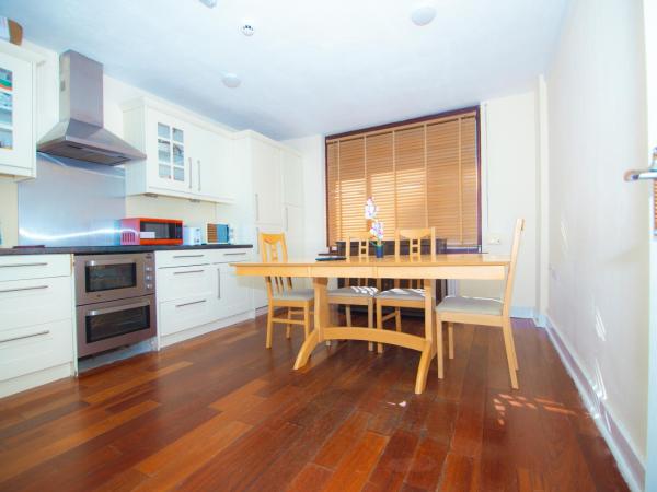 Victorian Woods BnB : photo 5 de la chambre chambre lit queen-size avec salle de bains commune 
