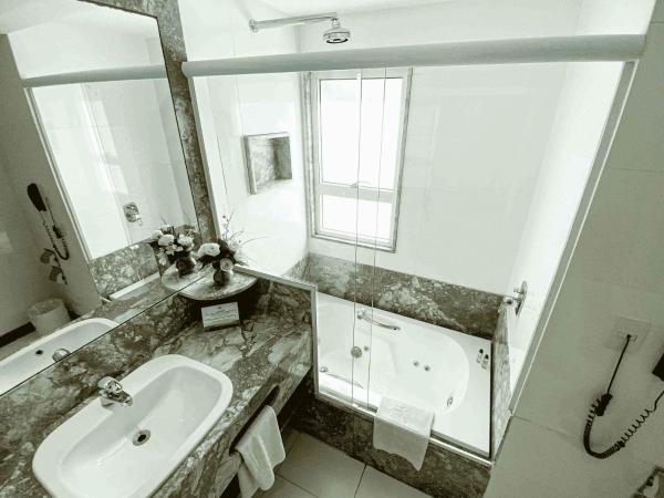 Riale Brisa Barra : photo 8 de la chambre superior triple room with hot tub and balcony