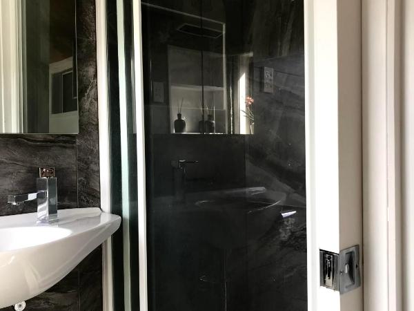 Onehunga Garden Tinyhouse : photo 10 de la chambre suite avec terrasse 