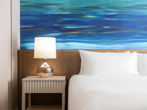 Sheraton Waikiki Beach Resort : photo 2 de la chambre chambre 1 lit king-size récemment rénovée - vue sur ville