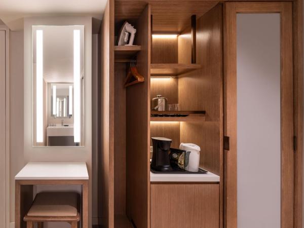 Sheraton Waikiki Beach Resort : photo 6 de la chambre chambre 1 lit king-size récemment rénovée - côté océan