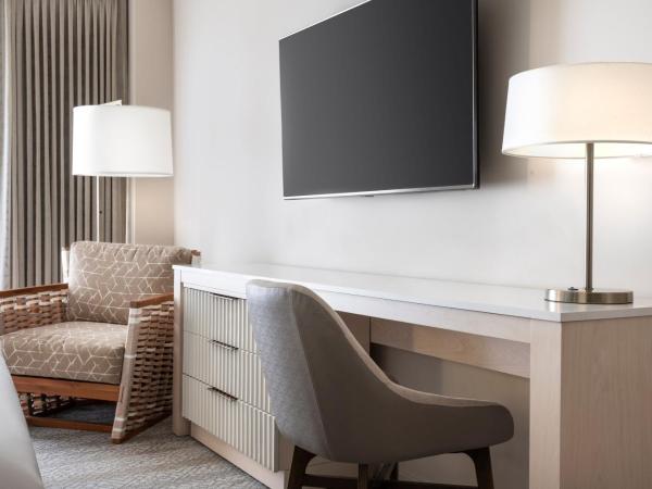 Sheraton Waikiki Beach Resort : photo 6 de la chambre chambre 1 lit king-size récemment rénovée - vue sur ville