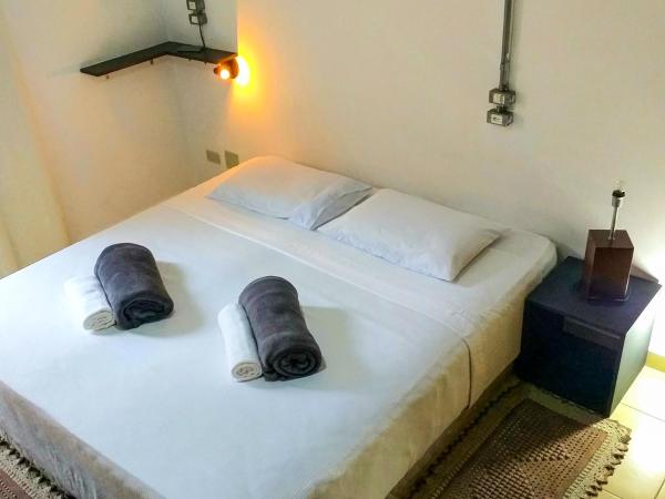 Micasa Hostel - Congonhas : photo 5 de la chambre chambre triple avec salle de bains privative