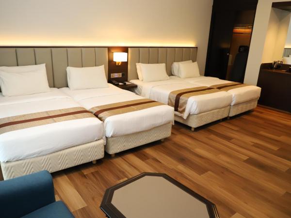 Grand Darul Makmur Hotel Kuantan : photo 4 de la chambre chambre quadruple deluxe