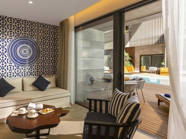 Kaya Palazzo Resort & Residences Le Chic Bodrum : photo 2 de la chambre hébergement supérieur avec accès direct à la piscine - vue sur terres