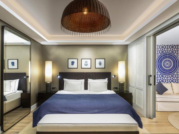 Kaya Palazzo Resort & Residences Le Chic Bodrum : photo 1 de la chambre hébergement supérieur avec accès direct à la piscine - vue sur terres