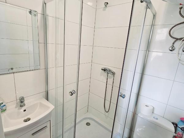 Top Hostel Pokoje Gościnne : photo 10 de la chambre chambre quadruple avec salle de bains privative