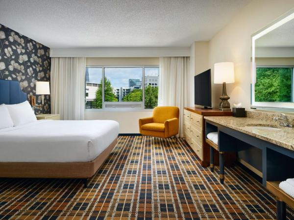Embassy Suites by Hilton Atlanta Buckhead : photo 2 de la chambre suite lit king-size avec baignoire accessible aux personnes à mobilité réduite