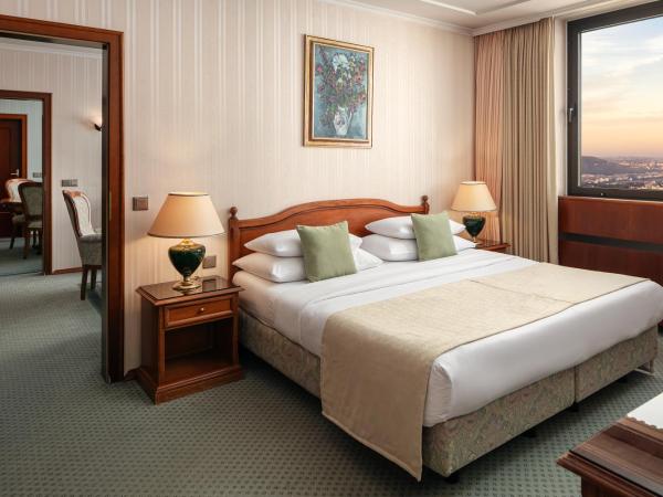 Panorama Hotel Prague : photo 1 de la chambre suite panoramique avec bain à remous et sauna privés - vue sur ville