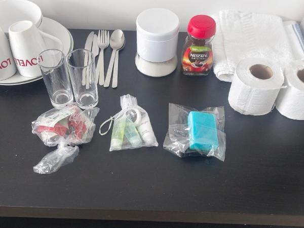 VISHISAMARTH H8 Room 3 ,15 min walk to COOP, ARENA ,ETIHAD ,City Centre, FREE CAR PARKING ,FREE SNACKS, LOCKBOX ,FRIDGE, MICROWAVE,FAN,Late Night Check In Anytime, 2 min walk to Bus Stop, : photo 7 de la chambre chambre double supérieure