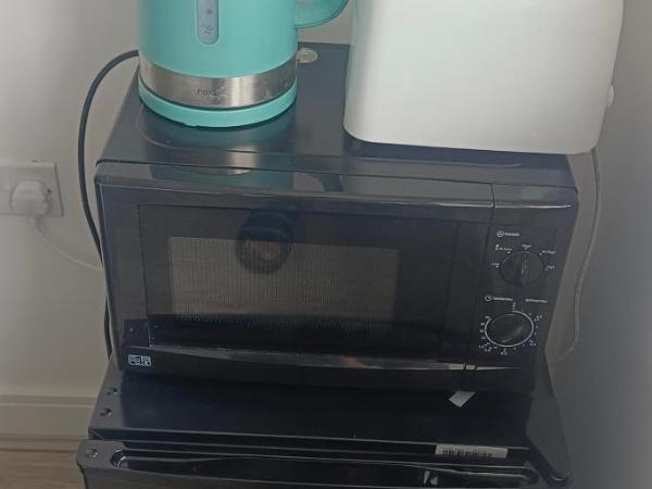 VISHISAMARTH H8 Room 3 ,15 min walk to COOP, ARENA ,ETIHAD ,City Centre, FREE CAR PARKING ,FREE SNACKS, LOCKBOX ,FRIDGE, MICROWAVE,FAN,Late Night Check In Anytime, 2 min walk to Bus Stop, : photo 8 de la chambre chambre double supérieure