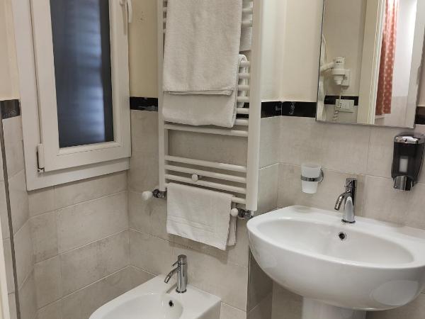 Casa Angelica : photo 10 de la chambre petite chambre double avec salle de bains privative