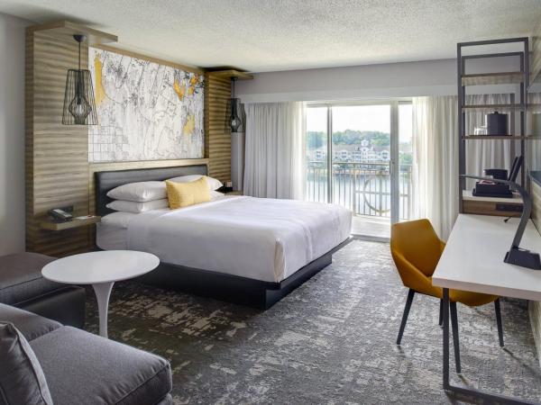 Marriott Indianapolis North : photo 1 de la chambre chambre lit king-size avec canapé-lit et balcon - vue sur lac