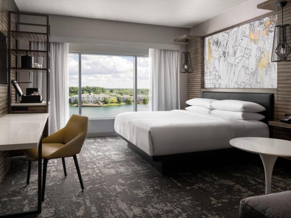 Marriott Indianapolis North : photo 2 de la chambre chambre lit king-size avec canapé-lit et balcon - vue sur lac
