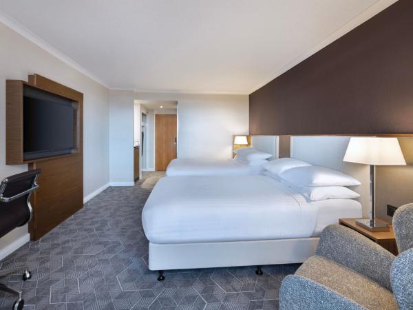 Delta Hotels by Marriott Bristol City Centre : photo 2 de la chambre family room with two double beds - renovated