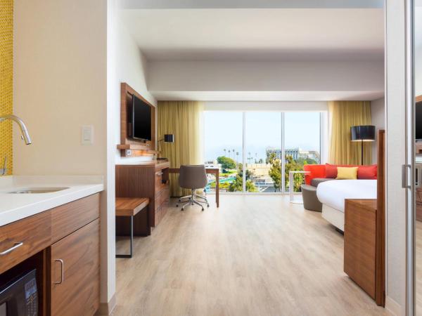 Courtyard by Marriott Santa Monica : photo 2 de la chambre chambre king avec canapé-lit et balcon